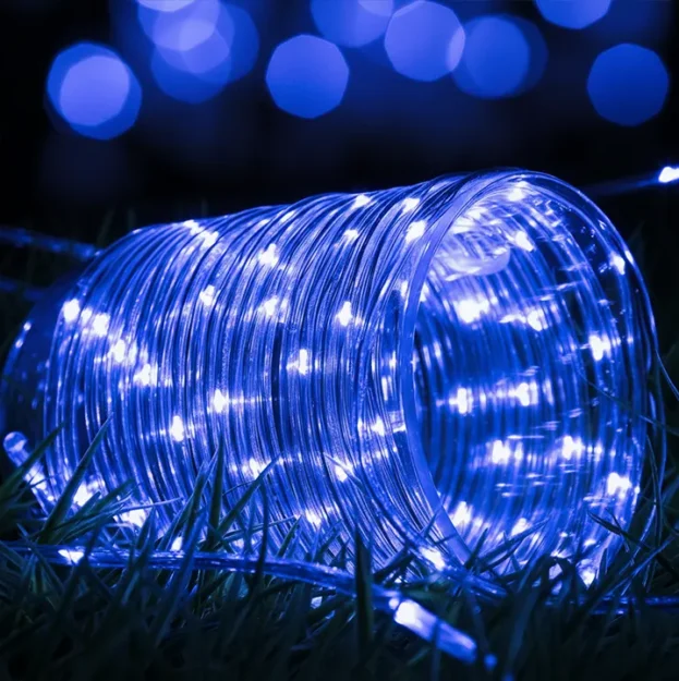 Plave LED sijalice u crevu dužine 10m pružaju moderno, vodootporno i dekorativno osvetljenje za dom i dvorište