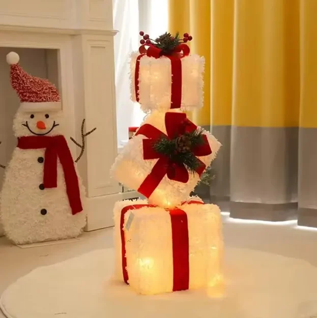 Svetleće poklon kutije dekoracija božićni set od tri crveno bele kutije sa LED osvetljenjem.