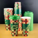 Božićna šolja sa dizajnom jelena i kariranim uzorkom savršena je za poklon i dekoraciju