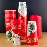 Božićna šolja sa poklopcem i motivima Deda Mraza i Sneška idealna je za praznične napitke