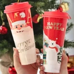 Dekorativna božićna čaša sa prazničnim motivima savršen je poklon za praznike