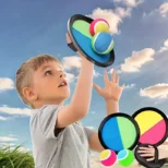 Igra bacanja i hvatanja za decu sa 2 diska i 1 lopticom podstiče pokret i zabavu