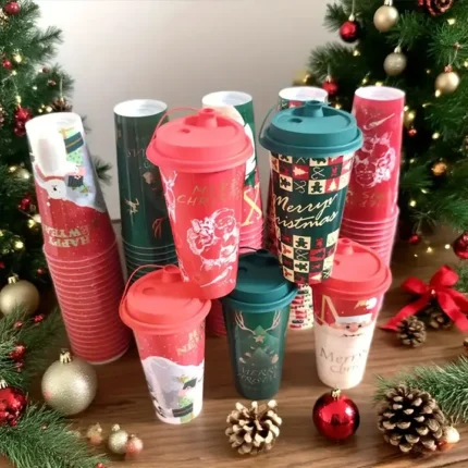 Karirana božićna termos šolja sa poklopcem kombinuje praktičnost i eleganciju