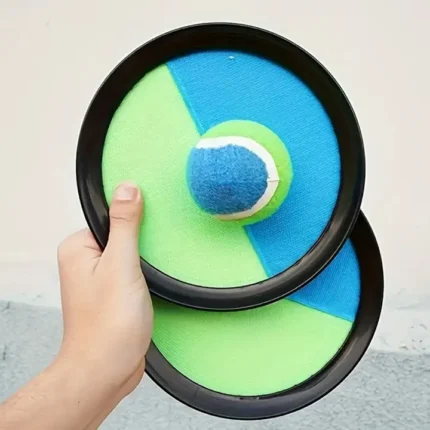 Plavo zelena i rozo žuta igra sa lopticom privlači decu veselim izgledom