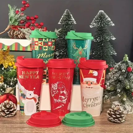 Praznična čaša sa nepropusnim poklopcem savršena je za tople i hladne napitke