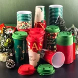 Praznična šolja za tople napitke sa motivima Deda Mraza i Jelena donosi osmeh