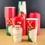 Božićna šolja sa poklopcem u prazničnom stilu savršen je poklon za ljubitelje kafe