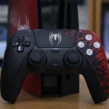 Spider man dizajn džojstik kao crveno crni kontroler za gejming