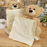 Interaktivni meda skrivalica za decu sa satenskim ćebencetom podstiče igru žmurki i razvoj pažnje.