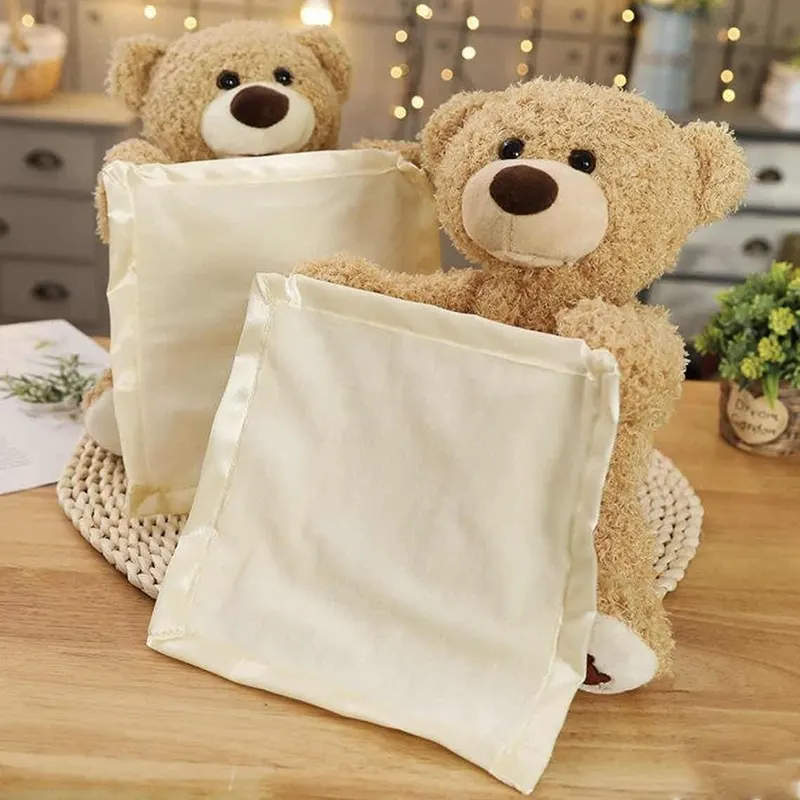 Interaktivni meda skrivalica za decu sa satenskim ćebencetom podstiče igru žmurki i razvoj pažnje.